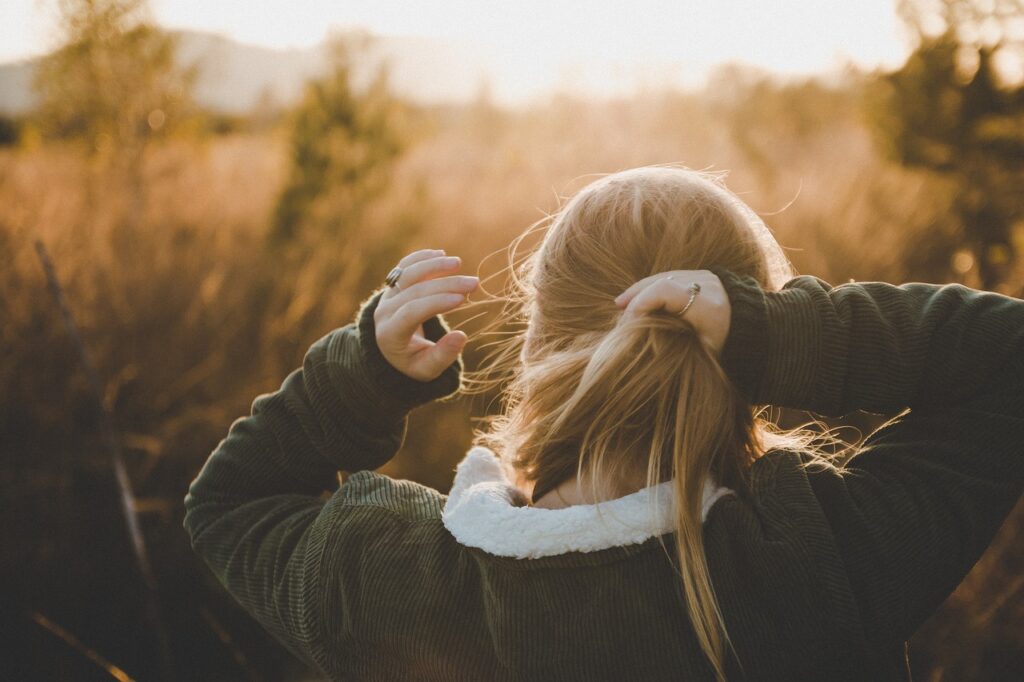 बालों का झड़ना कैसे रोकें: How to control hair fall.